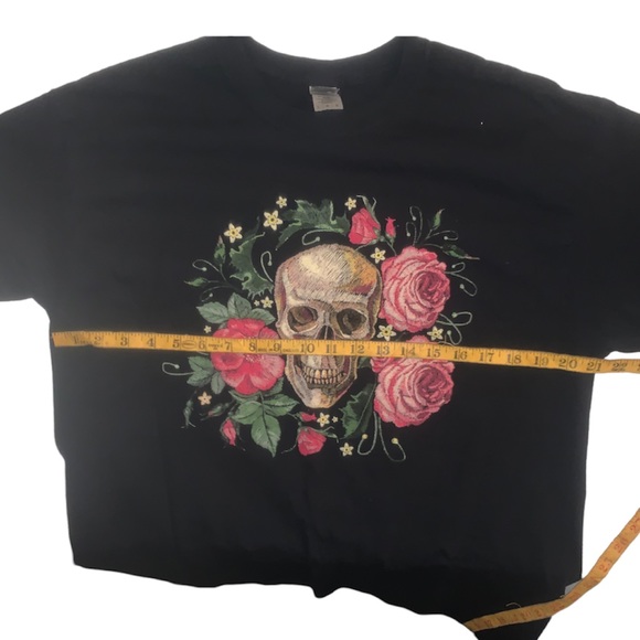 Roses & Skull graphic T-shirt sz L - Picture 2 of 4